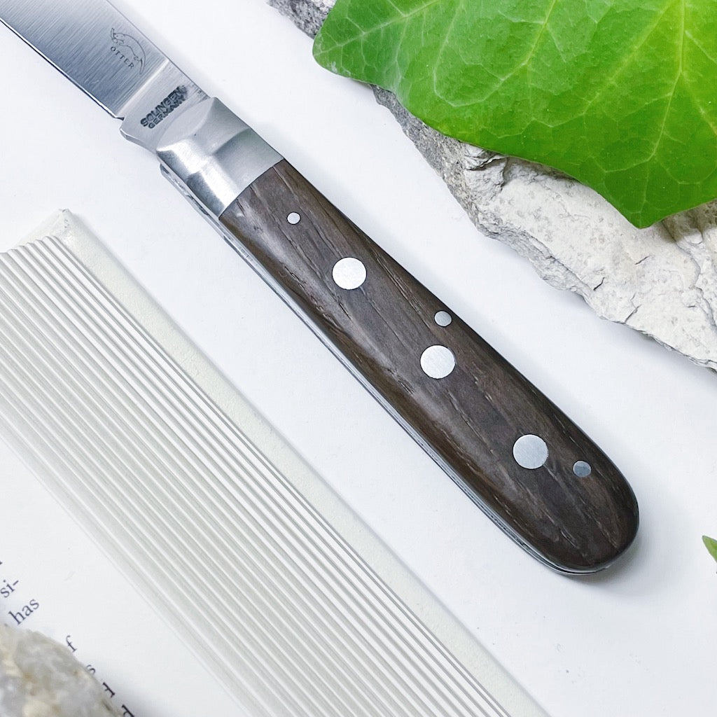 Handle of Otter Messer 3 Rivet pocket knife in smoked oak